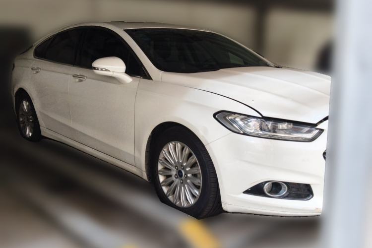 Used Ford Mondeo 2013 2.0L GTDi 200 Luxury Model Front Right 45 Deg