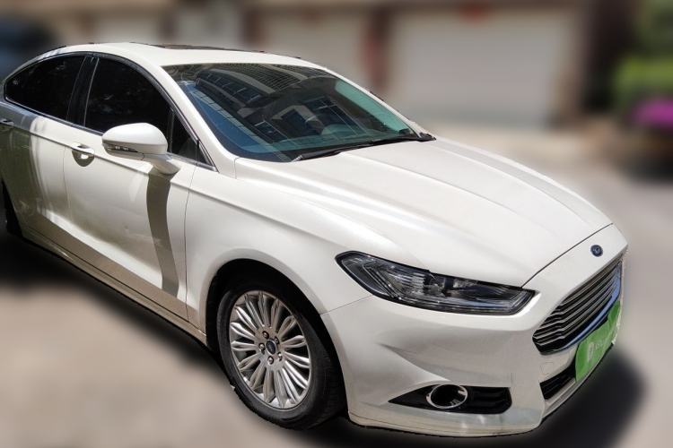 Used Ford Mondeo 2013 2.0L GTDi 200 Luxury Model Front Right 45 Deg