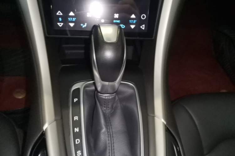 Used Ford Mondeo 2013 2.0L GTDi 200 Fashion Edition Gear Lever