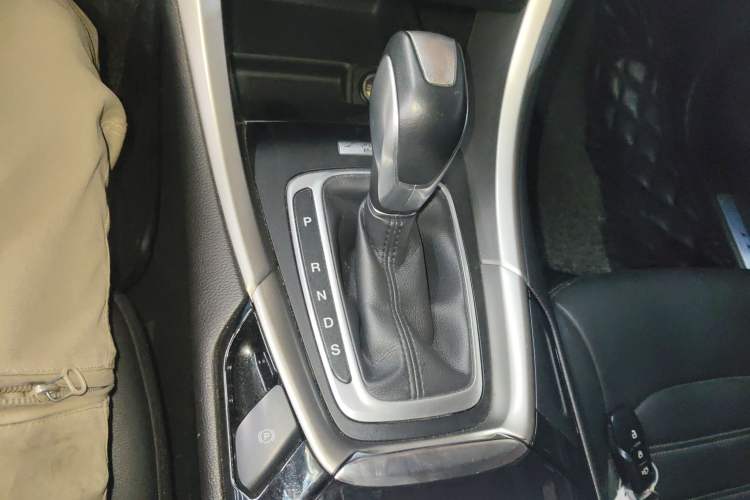 Used Ford Mondeo 2013 2.0L GTDi 200 Luxury Model Gear Lever