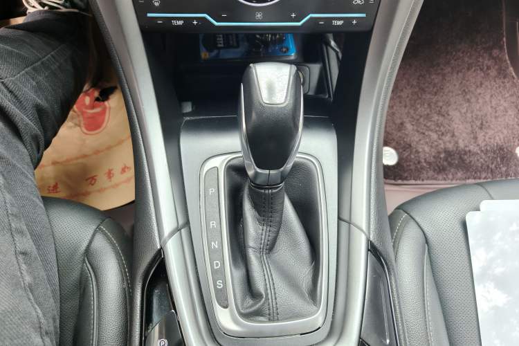 Used Ford Mondeo 2013 2.0L GTDi240 Luxury Sport Model Gear Lever