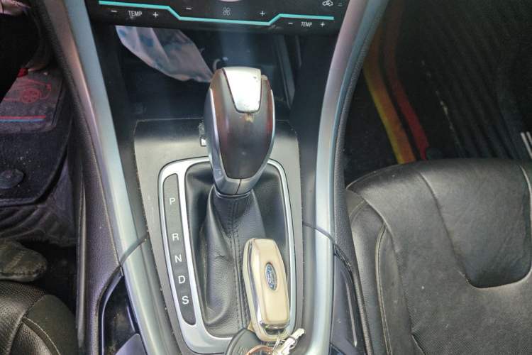 Used Ford Mondeo 2013 2.0L GTDi240 Luxury Sport Model Gear Lever