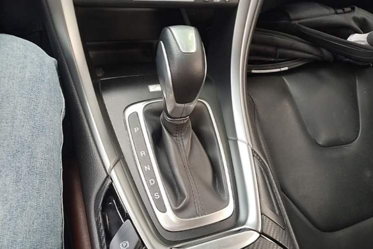 Used Ford Mondeo 2013 2.0L GTDi240 Luxury Sport Model Gear Lever