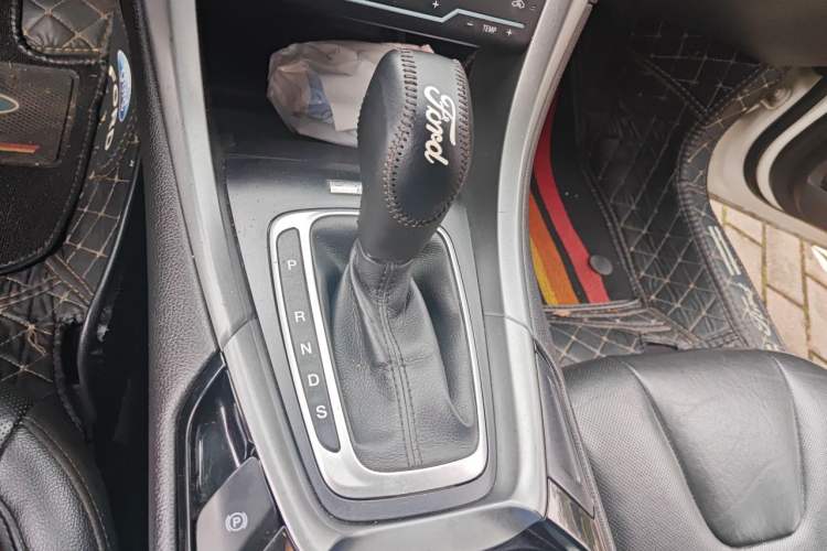 Used Ford Mondeo 2013 2.0L GTDi240 Ultimate Edition Gear Lever