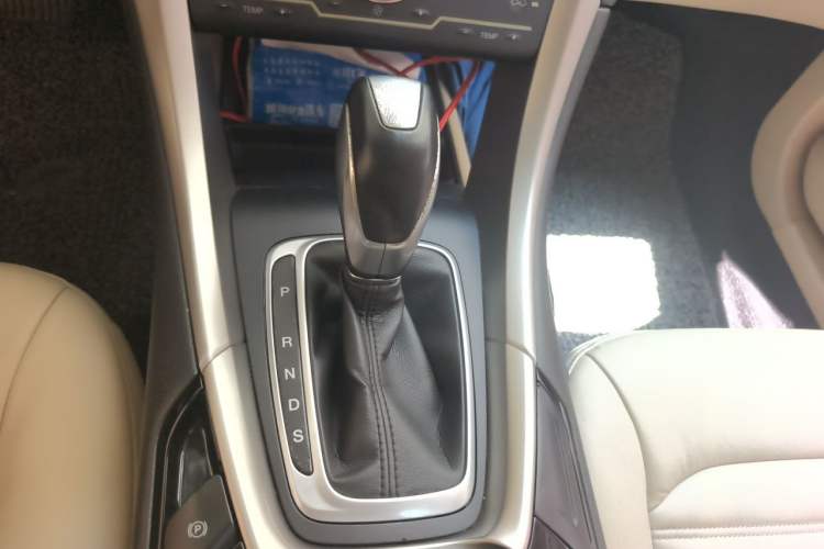 Used Ford Mondeo 2013 2.0L GTDi 200 Fashion Edition Gear Lever
