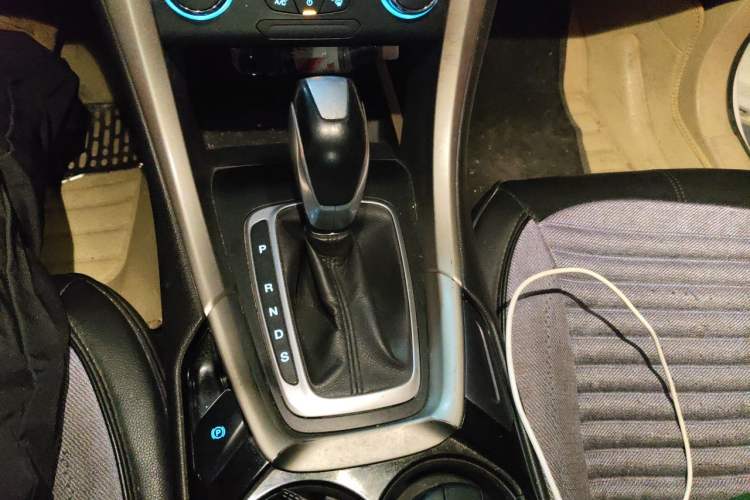 Used Ford Mondeo 2013 2.0L GTDi 200 Fashion Edition Gear Lever