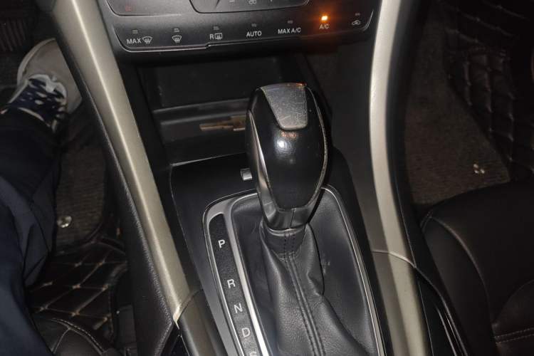 Used Ford Mondeo 2013 2.0L GTDi 200 Luxury Model Gear Lever