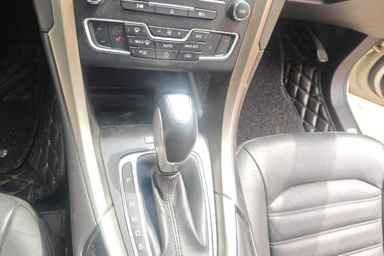 Used Ford Mondeo 2013 2.0L GTDi 200 Luxury Model Gear Lever