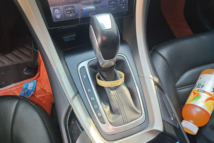 Used Ford Mondeo 2013 2.0L GTDi 200 Fashion Edition Gear Lever