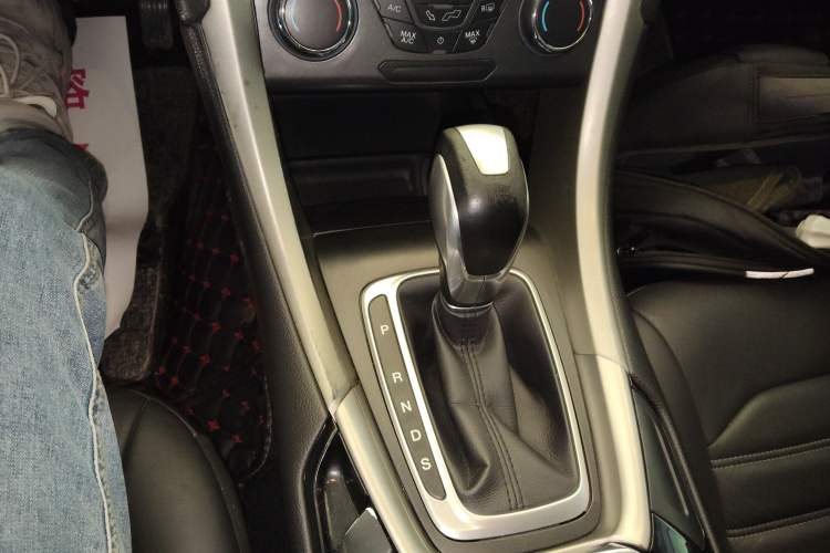 Used Ford Mondeo 2013 2.0L GTDi 200 Fashion Edition Gear Lever