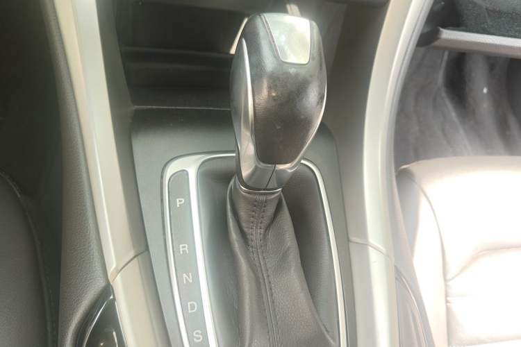 Used Ford Mondeo 2013 2.0L GTDi 200 Fashion Edition Gear Lever