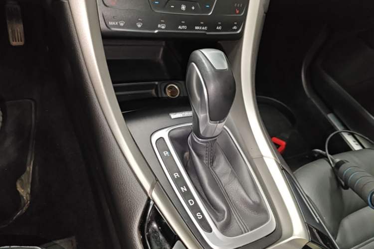 Used Ford Mondeo 2013 2.0L GTDi 200 Luxury Model Gear Lever