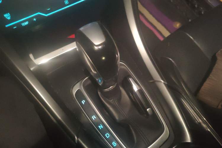 Used Ford Mondeo 2013 2.0L GTDi240 Luxury Sport Model Gear Lever