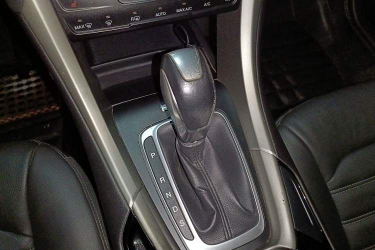 Used Ford Mondeo 2013 2.0L GTDi 200 Luxury Model Gear Lever