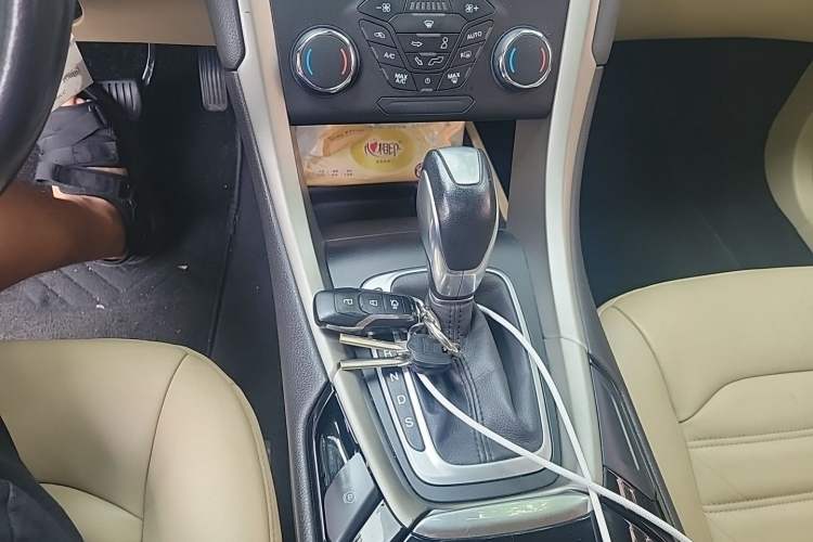 Used Ford Mondeo 2013 2.0L GTDi 200 Fashion Edition Gear Lever