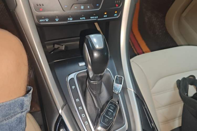 Used Ford Mondeo 2013 2.0L GTDi 200 Luxury Model Gear Lever