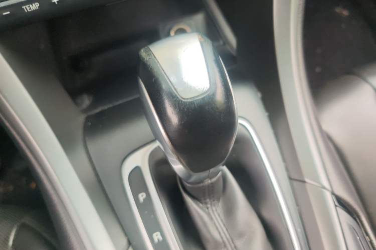 Used Ford Mondeo 2013 2.0L GTDi240 Luxury Sport Model Gear Lever