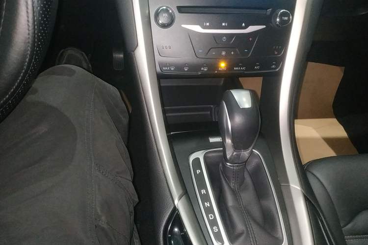 Used Ford Mondeo 2013 2.0L GTDi 200 Luxury Model Gear Lever