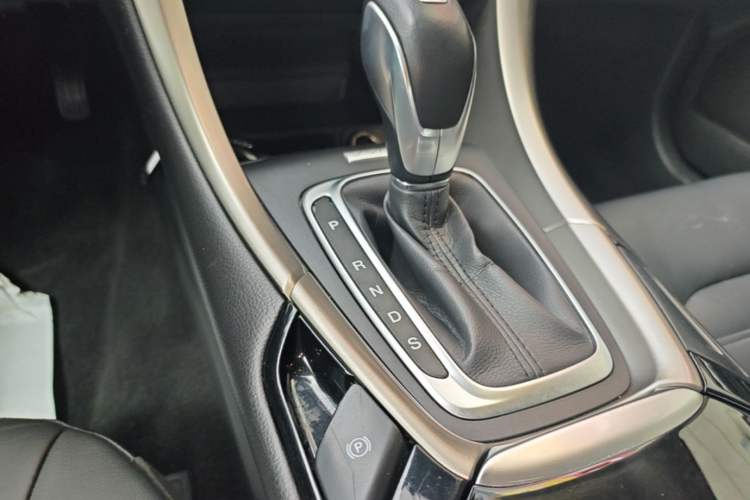 Used Ford Mondeo 2013 2.0L GTDi 200 Luxury Model Gear Lever