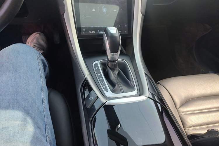 Used Ford Mondeo 2013 2.0L GTDi 200 Fashion Edition Gear Lever
