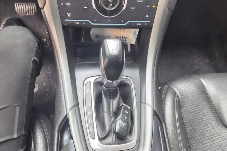 Used Ford Mondeo 2013 2.0L GTDi240 Luxury Sport Model Gear Lever