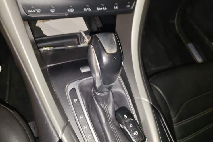 Used Ford Mondeo 2013 2.0L GTDi 200 Luxury Model Gear Lever