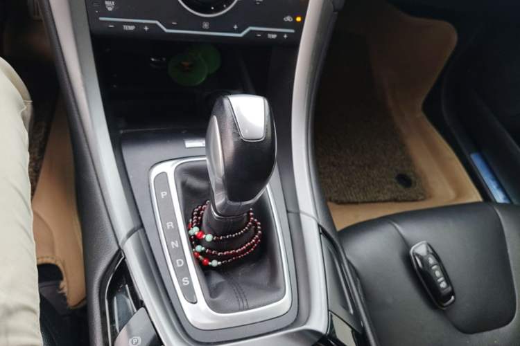 Used Ford Mondeo 2013 2.0L GTDi240 Luxury Sport Model Gear Lever