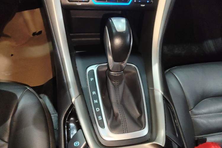 Used Ford Mondeo 2013 2.0L GTDi 200 Fashion Edition Gear Lever