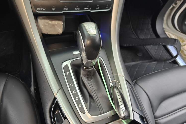 Used Ford Mondeo 2013 2.0L GTDi 200 Luxury Model Gear Lever