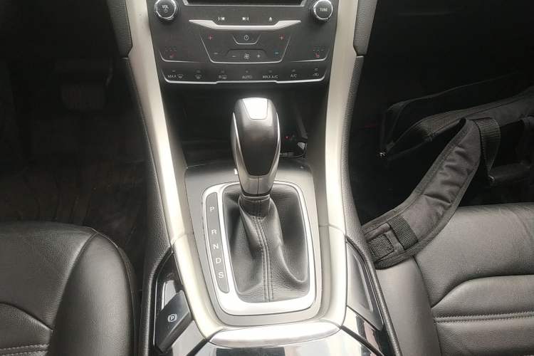 Used Ford Mondeo 2013 2.0L GTDi 200 Luxury Model Gear Lever