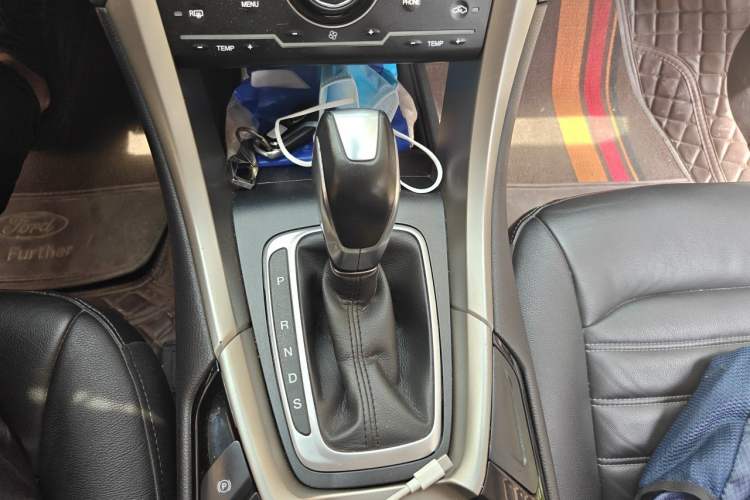 Used Ford Mondeo 2013 2.0L GTDi 200 Fashion Edition Gear Lever