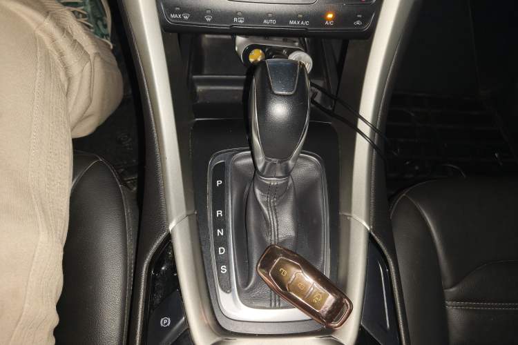 Used Ford Mondeo 2013 2.0L GTDi 200 Luxury Model Gear Lever