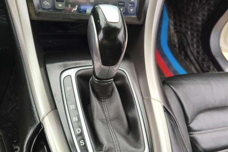 Used Ford Mondeo 2013 2.0L GTDi 200 Fashion Edition Gear Lever