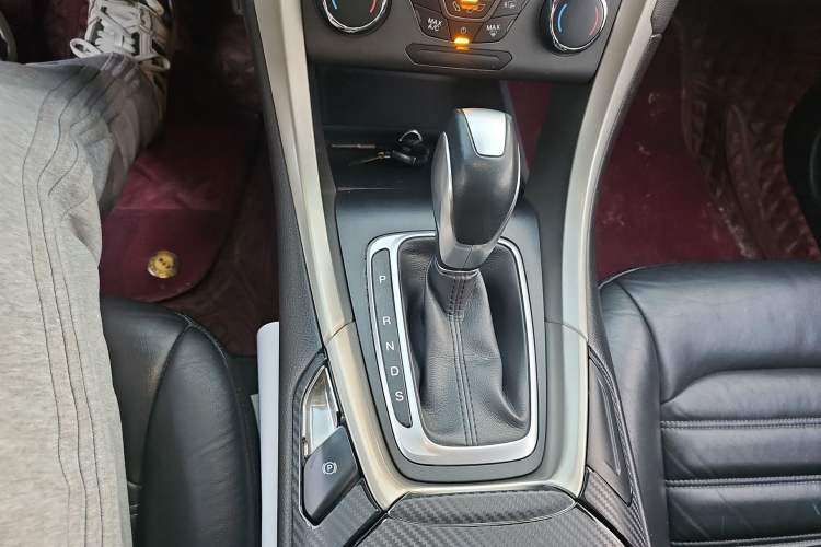 Used Ford Mondeo 2013 2.0L GTDi 200 Fashion Edition Gear Lever