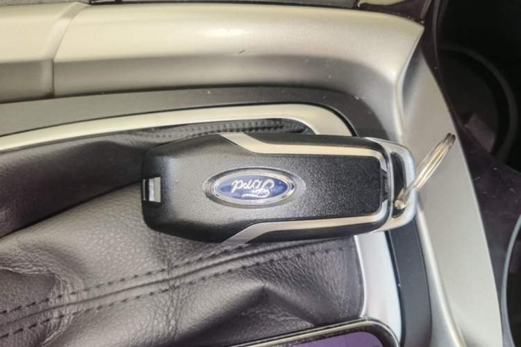Used Ford Mondeo 2013 2.0L GTDi 200 Luxury Model Interior 1