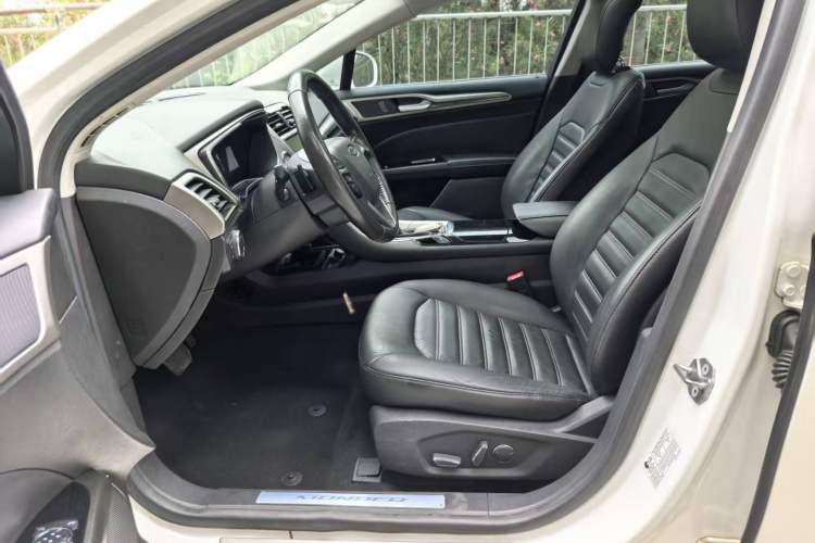 Used Ford Mondeo 2013 2.0L GTDi 200 Luxury Model Interior 2