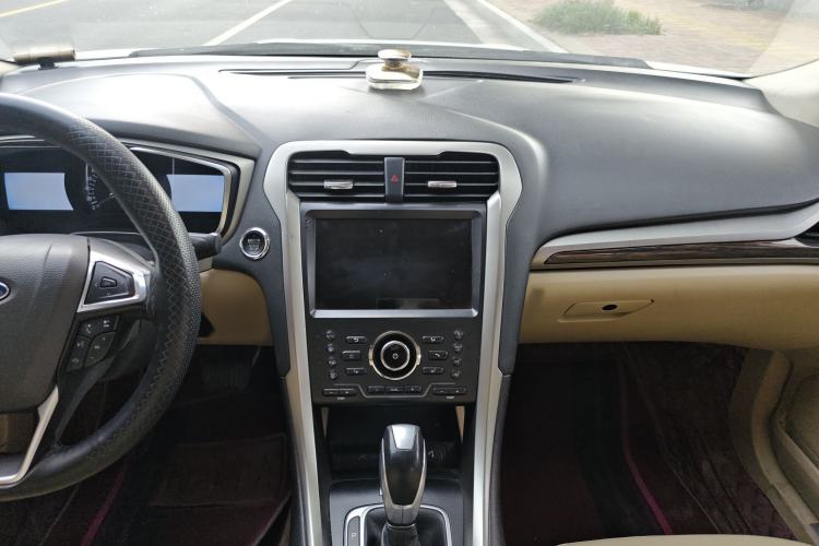 Used Ford Mondeo 2013 2.0L GTDi 200 Luxury Model Interior 2