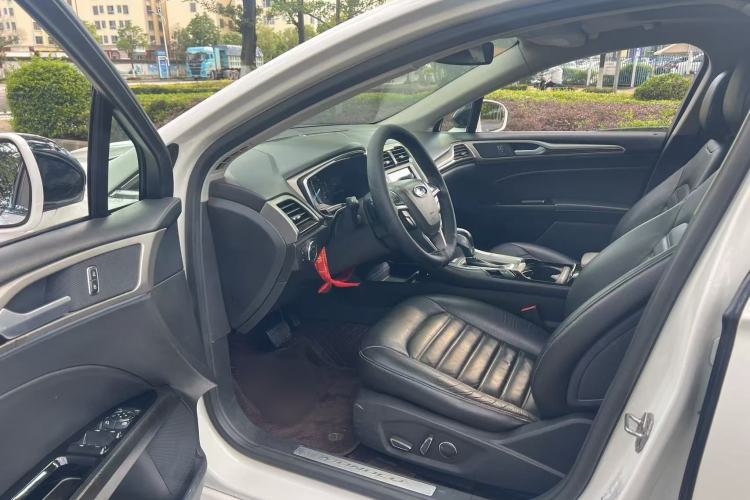 Used Ford Mondeo 2013 2.0L GTDi 200 Luxury Model Interior 2