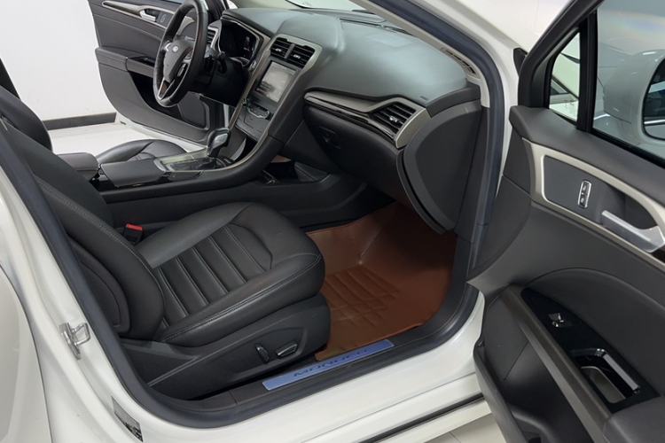 Used Ford Mondeo 2013 2.0L GTDi 200 Luxury Model Interior 2