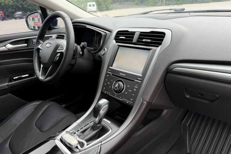 Used Ford Mondeo 2013 2.0L GTDi240 Luxury Sport Model Interior 2