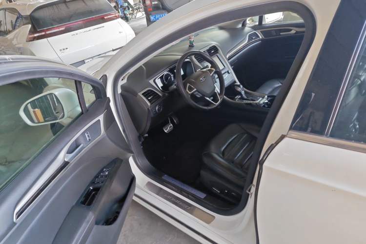 Used Ford Mondeo 2013 2.0L GTDi 200 Luxury Model Interior 3