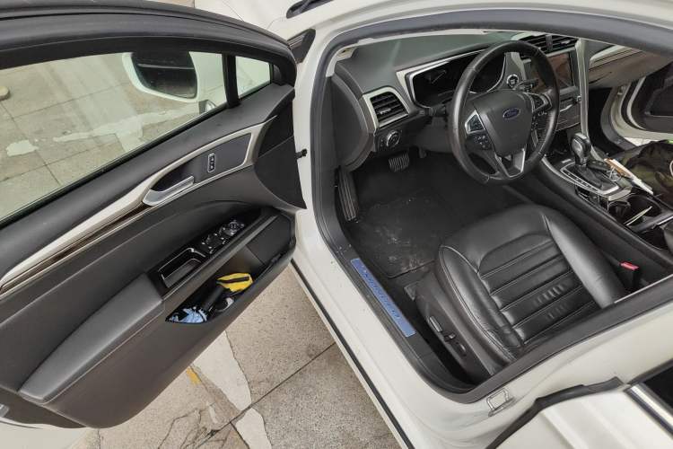 Used Ford Mondeo 2013 2.0L GTDi 200 Luxury Model Interior 3