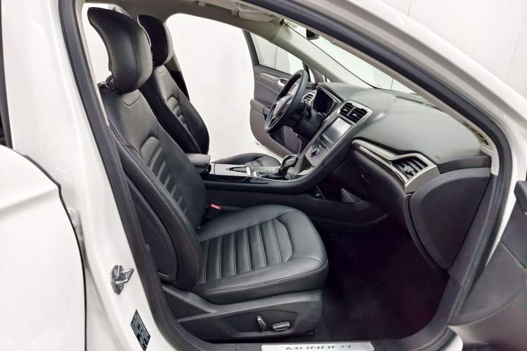 Used Ford Mondeo 2013 2.0L GTDi 200 Fashion Edition Interior 3
