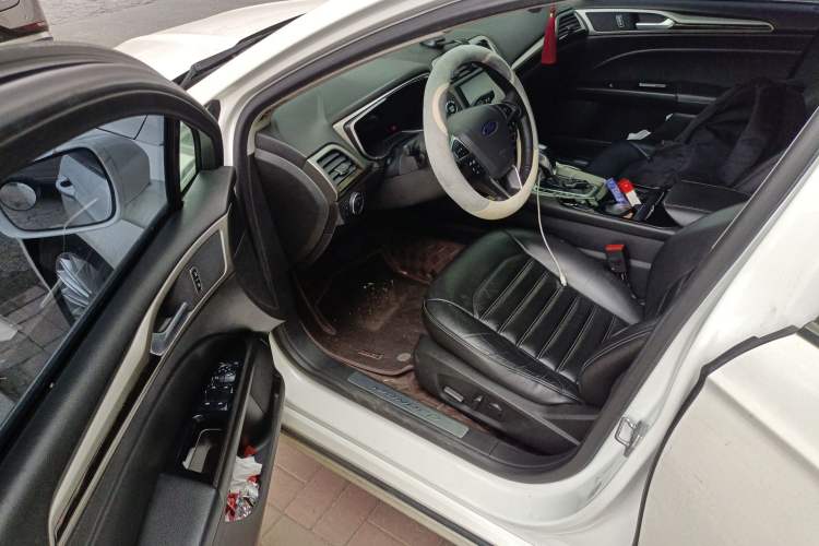 Used Ford Mondeo 2013 2.0L GTDi 200 Luxury Model Interior 3