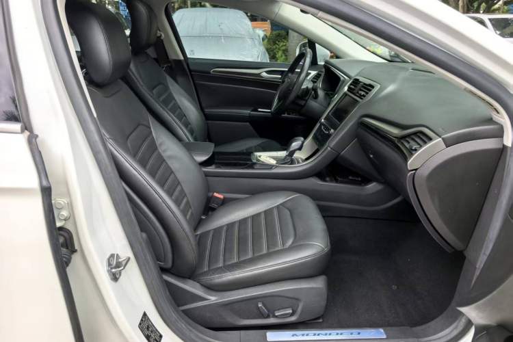 Used Ford Mondeo 2013 2.0L GTDi 200 Luxury Model Interior 4