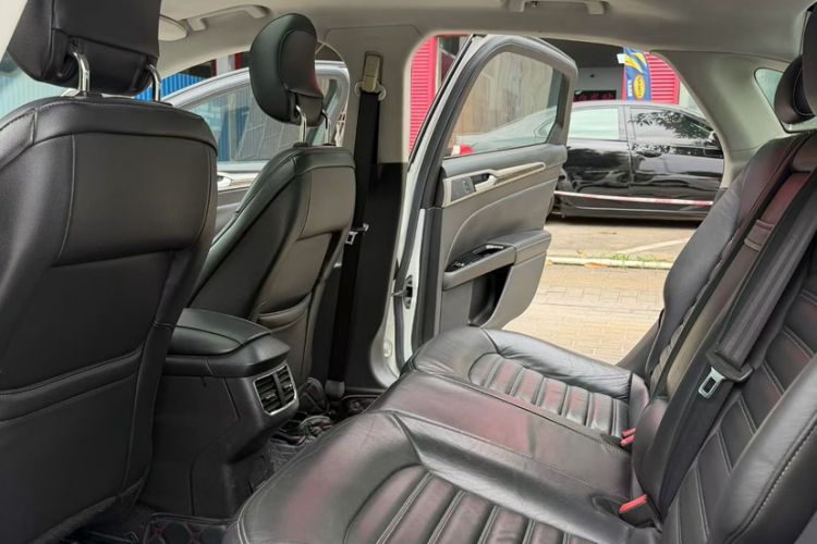 Used Ford Mondeo 2013 2.0L GTDi 200 Fashion Edition Interior 4