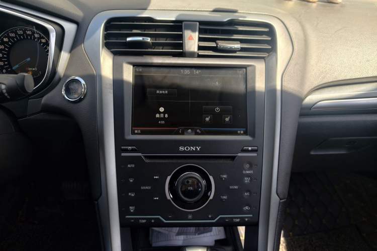 Used Ford Mondeo 2013 2.0L GTDi240 Luxury Sport Model Interior 4