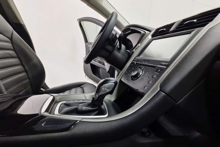Used Ford Mondeo 2013 2.0L GTDi 200 Fashion Edition Interior 4