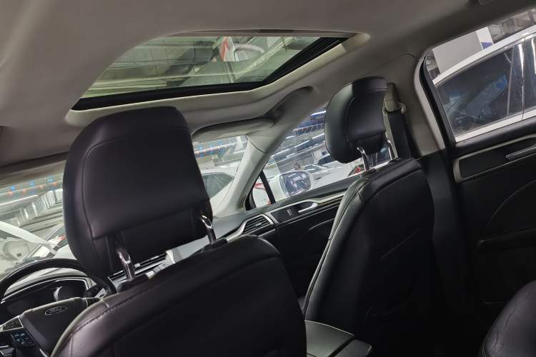 Used Ford Mondeo 2013 2.0L GTDi 200 Fashion Edition Interior 5