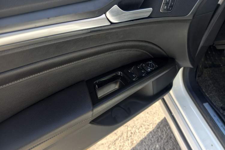 Used Ford Mondeo 2013 2.0L GTDi240 Luxury Sport Model Interior 7